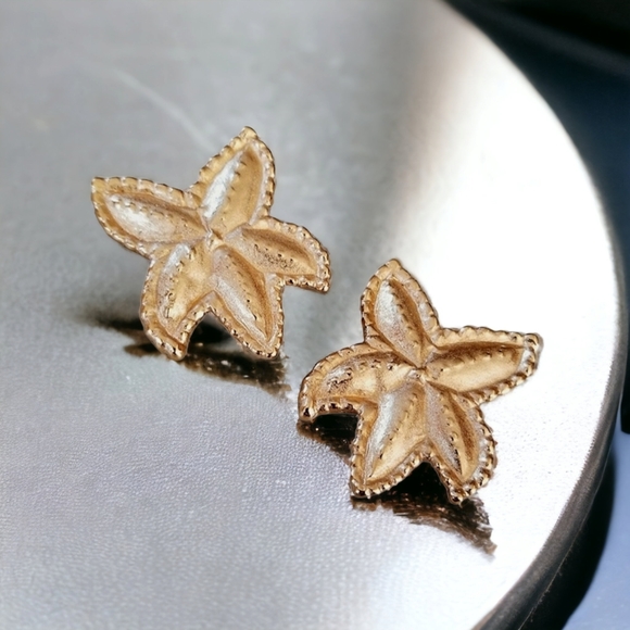 Vintage Diane Von Furstenberg Couture Starfish Matte Goldtone Clip Earrings - Picture 2 of 11